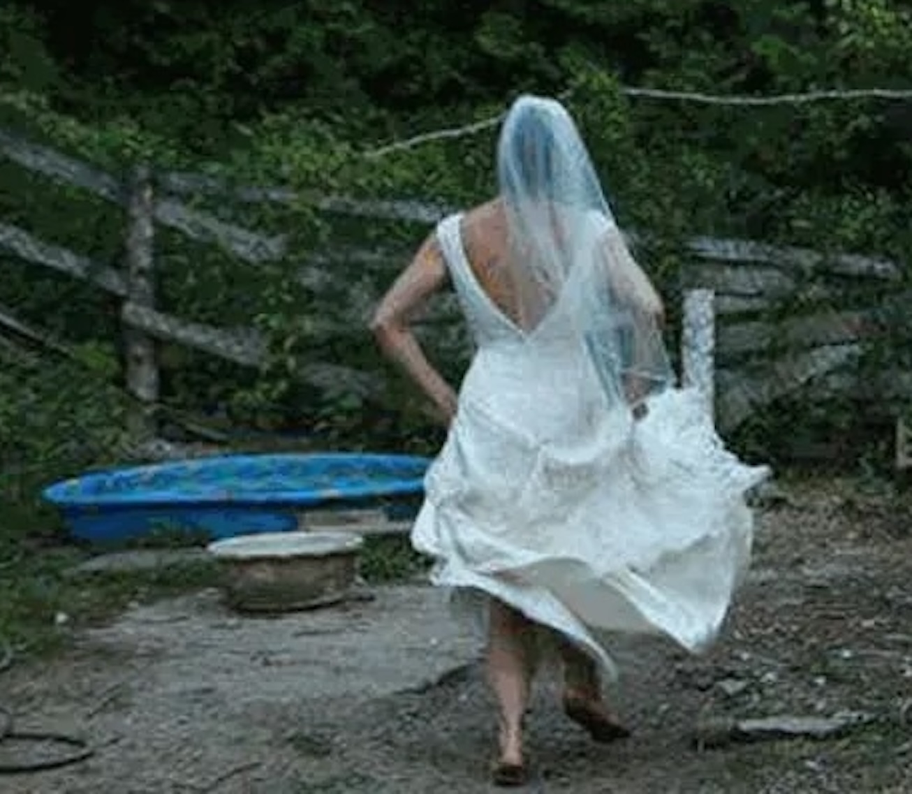 La sposa è in ritardo, il prete fa iniziare il matrimonio senza di lei