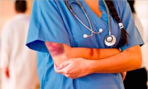 Immagine rappresentativa di Entra con la bici in ospedale a Messina e aggredisce un’infermiera: la scena ripresa con le bodycam