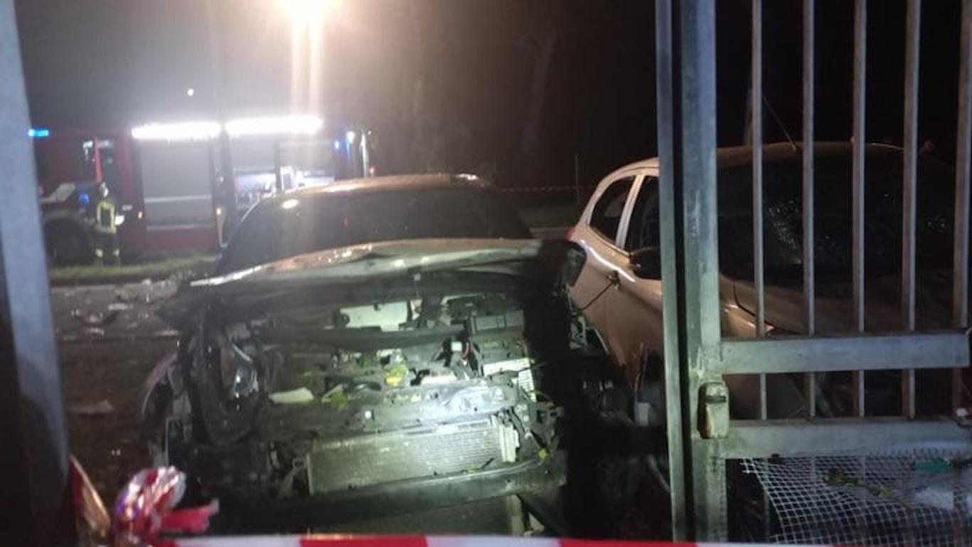 Bomba distrugge le auto del giornalista Sigfrido Ranucci e della figlia davanti alla casa a Pomezia. “Ordigno in grado di uccidere” Bomba distrugge le auto del giornalista Sigfrido Ranucci e della figlia davanti alla casa a Pomezia. “Ordigno in grado di uccidere”