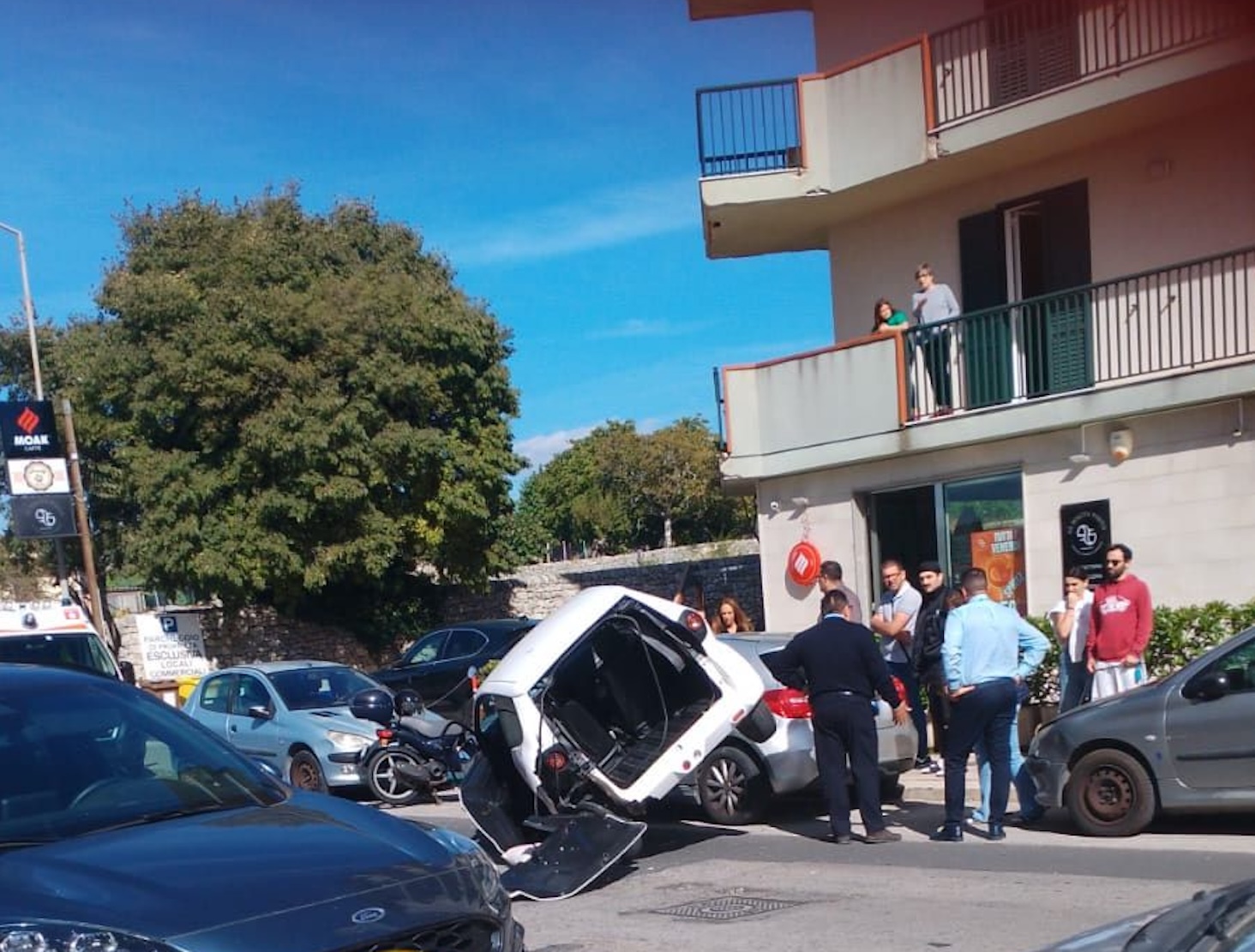 Modica alta, incidente fra tre mezzi, minicar investe bus e carambola su auto in sosta