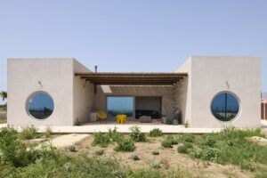 Architettura, al Plemmirio di Siracusa la casa a U che mostra la vita precedente