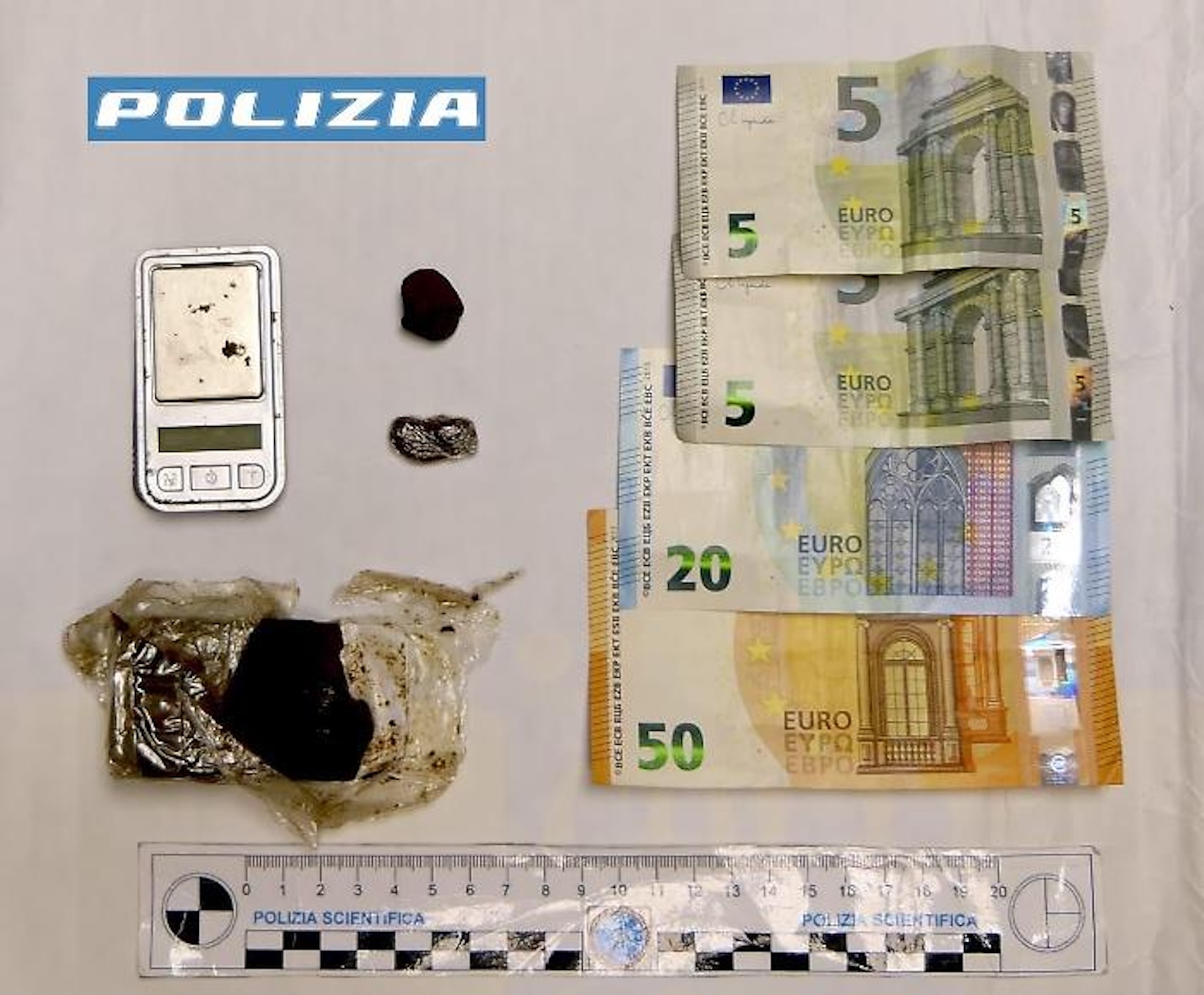 Vittoria, arrestato un 17enne per spaccio Vittoria, arrestato un 17enne per spaccio