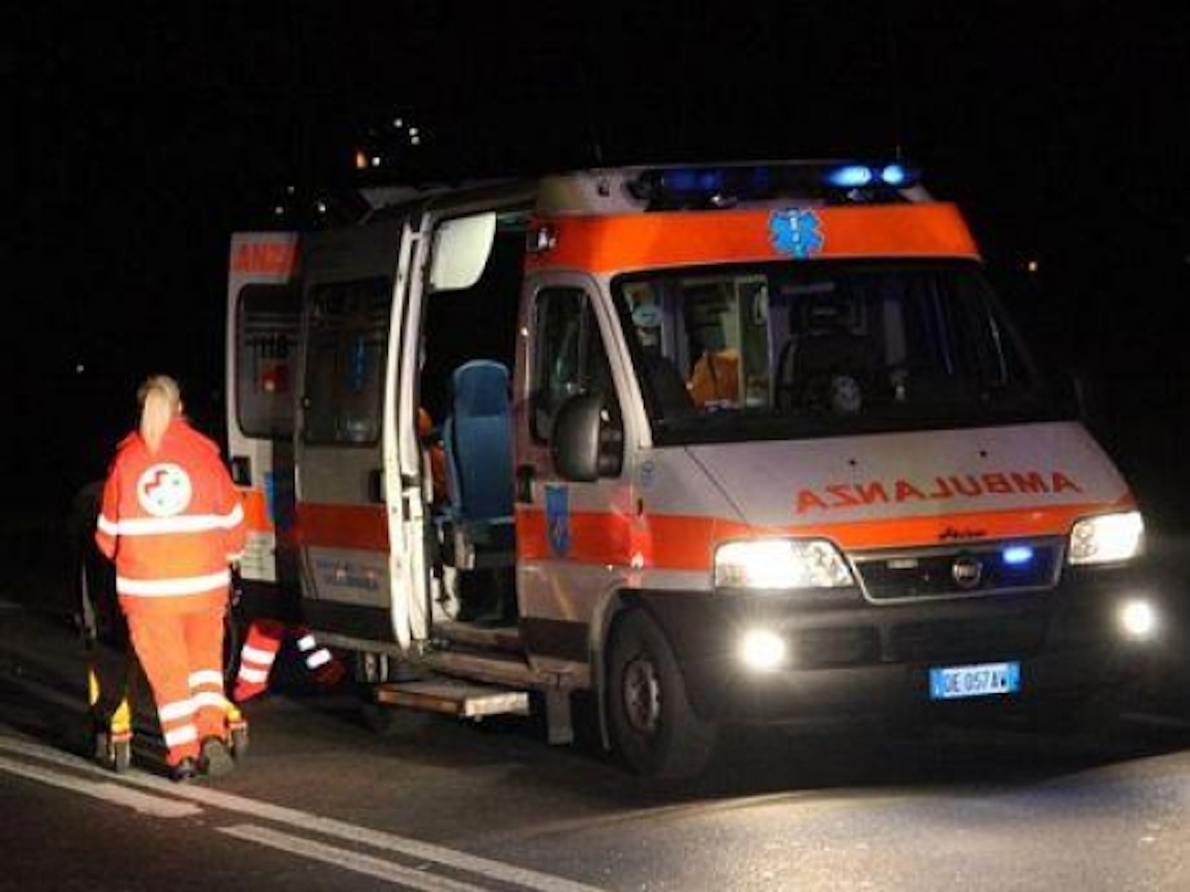 Auto con cinque giovani si schianta contro una fontana nella notte: tre morti. Tornavano da un compleanno Auto con cinque giovani si schianta contro una fontana nella notte: tre morti. Tornavano da un compleanno