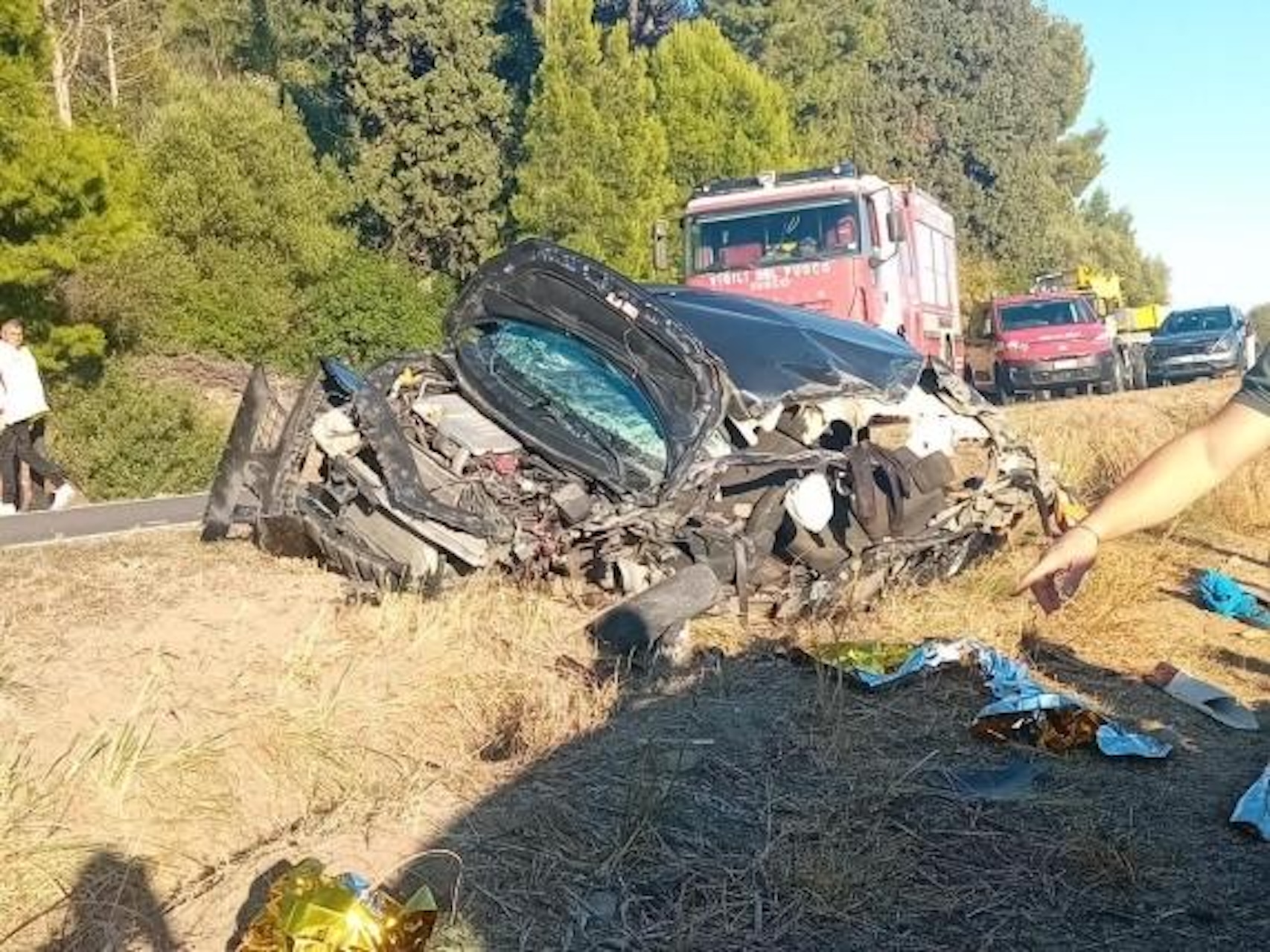 Strage di braccianti: auto con dieci persone a bordo si scontra con un camion: quattro morti e sei feriti gravi