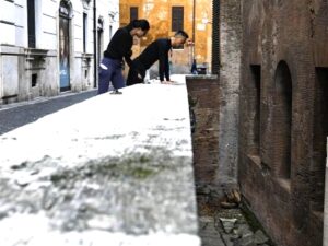 Roma: turista giapponese precipita dal muro perimetrale del Pantheon, alto 7 metri, e muore. FOTO. VIDEO Immagine rappresentativa di Roma: turista giapponese precipita dal muro perimetrale del Pantheon, alto 7 metri, e muore. FOTO. VIDEO