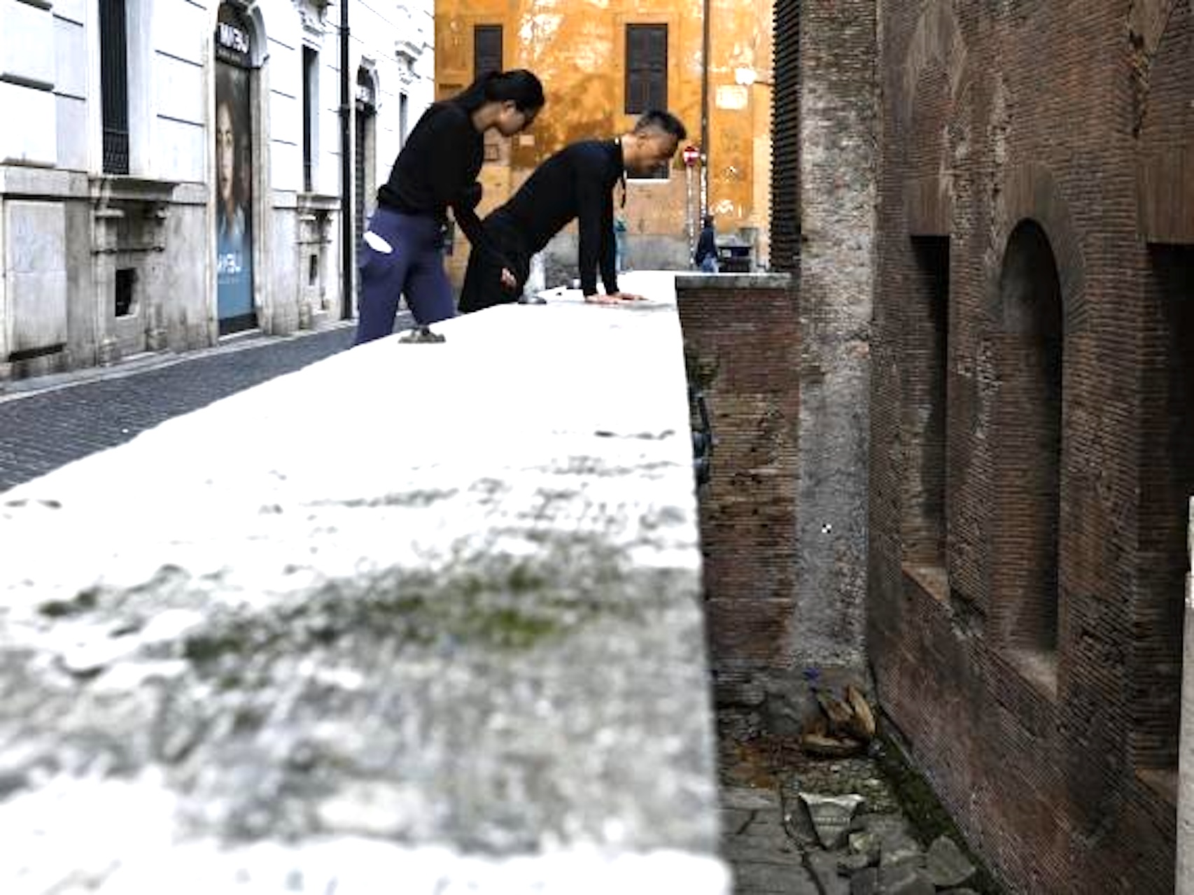 Roma: turista giapponese precipita dal muro perimetrale del Pantheon, alto 7 metri, e muore. FOTO. VIDEO