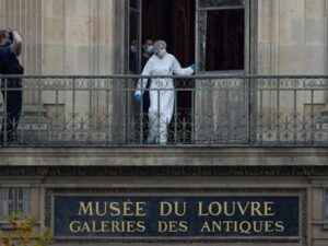 Furto al Louvre, arrestati due sospettati. Uno era all'aeroporto di Parigi e stava per fuggire in Algeria