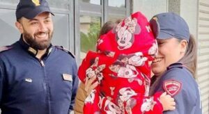 Bimba di 14 mesi rischia di soffocare in auto e il padre va nel panico: salvata da due poliziotti