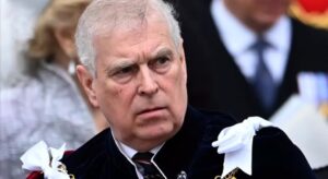 Re Carlo caccia il Principe Andrea, tolti i titoli al fratello minore, sfrattato dal Royal Lodge