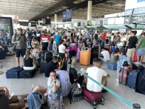 Aeroporto Catania, passeggeri in attesa 9 ore per un volo diretto a Milano