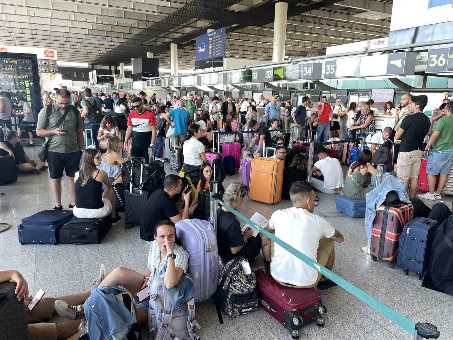 Aeroporto Catania, passeggeri in attesa 9 ore per un volo diretto a Milano Aeroporto Catania, passeggeri in attesa 9 ore per un volo diretto a Milano