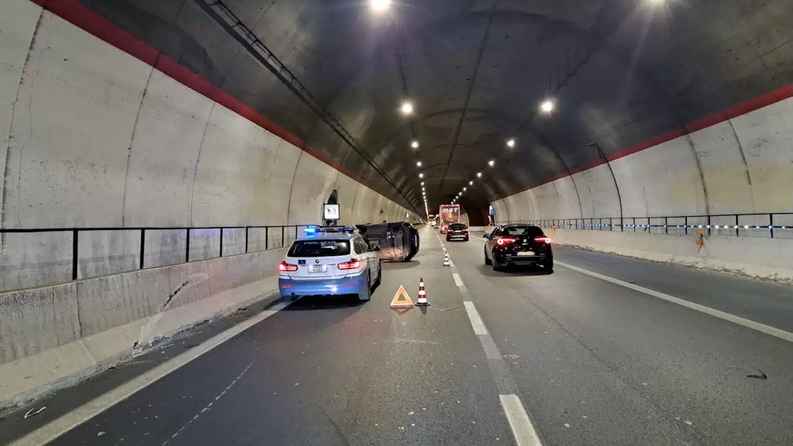 Auto si ribalta in galleria, traffico bloccato sull’autostrada Siracusa–Catania Auto si ribalta in galleria, traffico bloccato sull’autostrada Siracusa–Catania