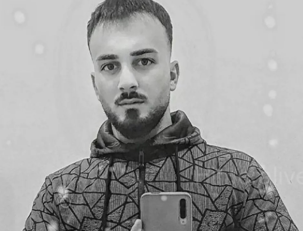 Muore Girolamo Bisesi, 25 anni. Si è schiantato con lo scooter su un palo Muore Girolamo Bisesi, 25 anni. Si è schiantato con lo scooter su un palo
