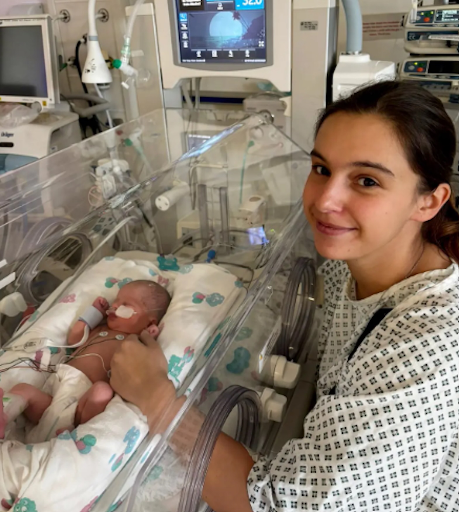 Crede di avere un attacco di appendicite ma partorisce in ambulanza