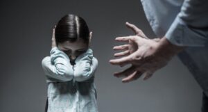 Bambina maltrattata dalla mamma a Comiso, misura cautelare per colombiana 34enne