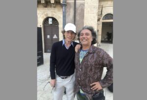 Mick Jagger (con la scorta) ammira un musicista di strada in Ortigia a Siracusa. VIDEO