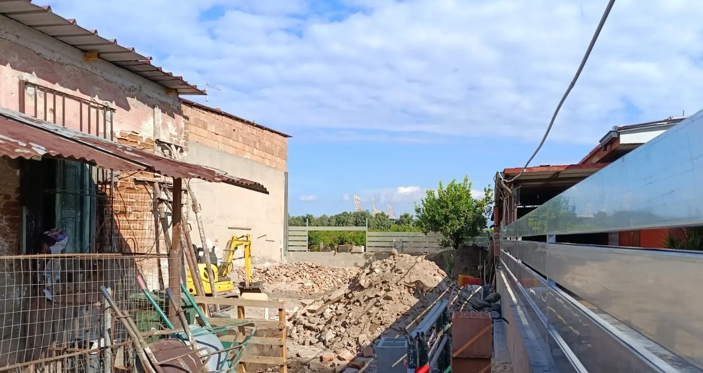 È morto il bambino di otto anni ferito nel crollo di un muro mentre giocava con i fratellini È morto il bambino di otto anni ferito nel crollo di un muro mentre giocava con i fratellini