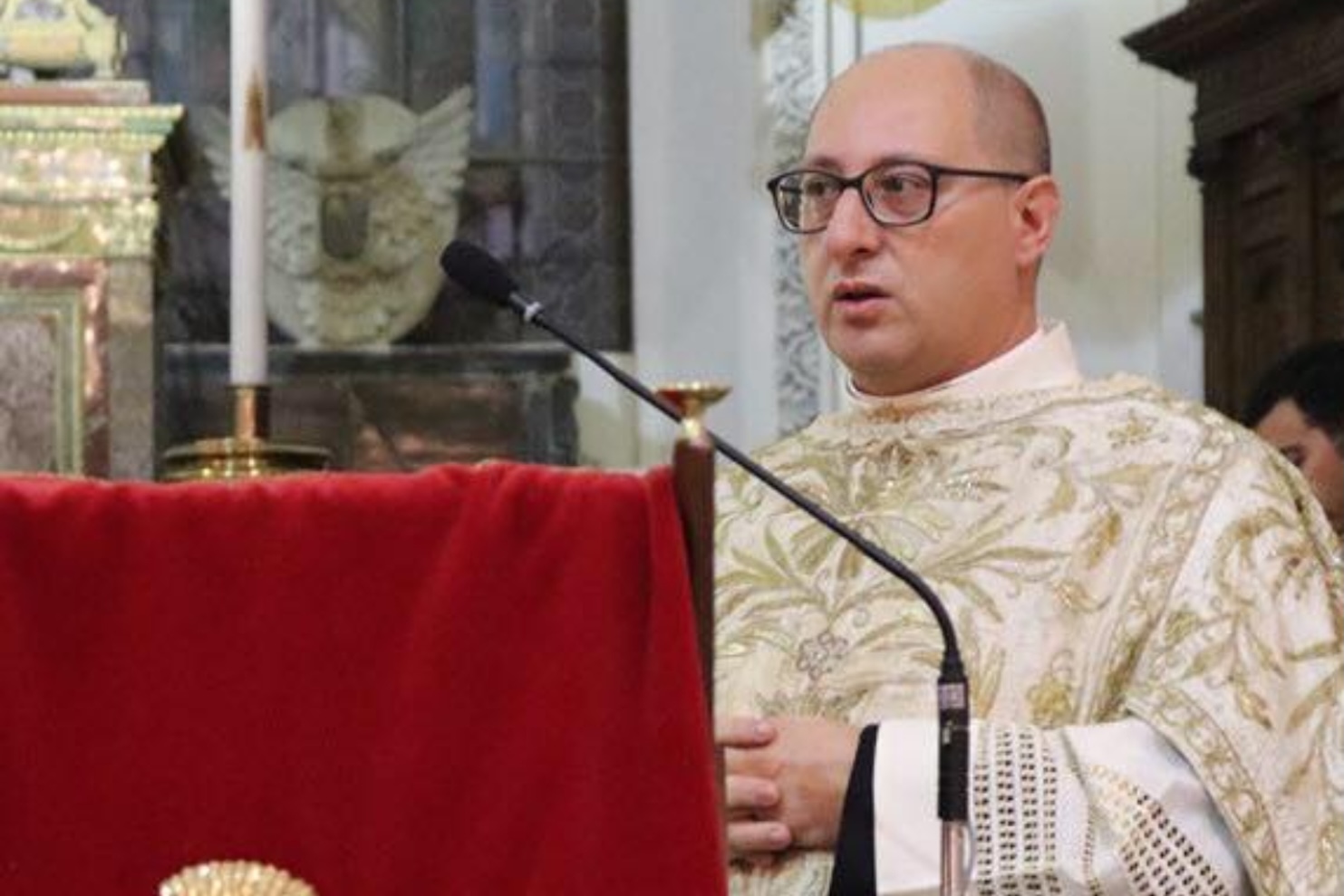 Parroco accoltellato in chiesa, arrestato aggressore, non era contento della confessione Parroco accoltellato in chiesa, arrestato aggressore, non era contento della confessione