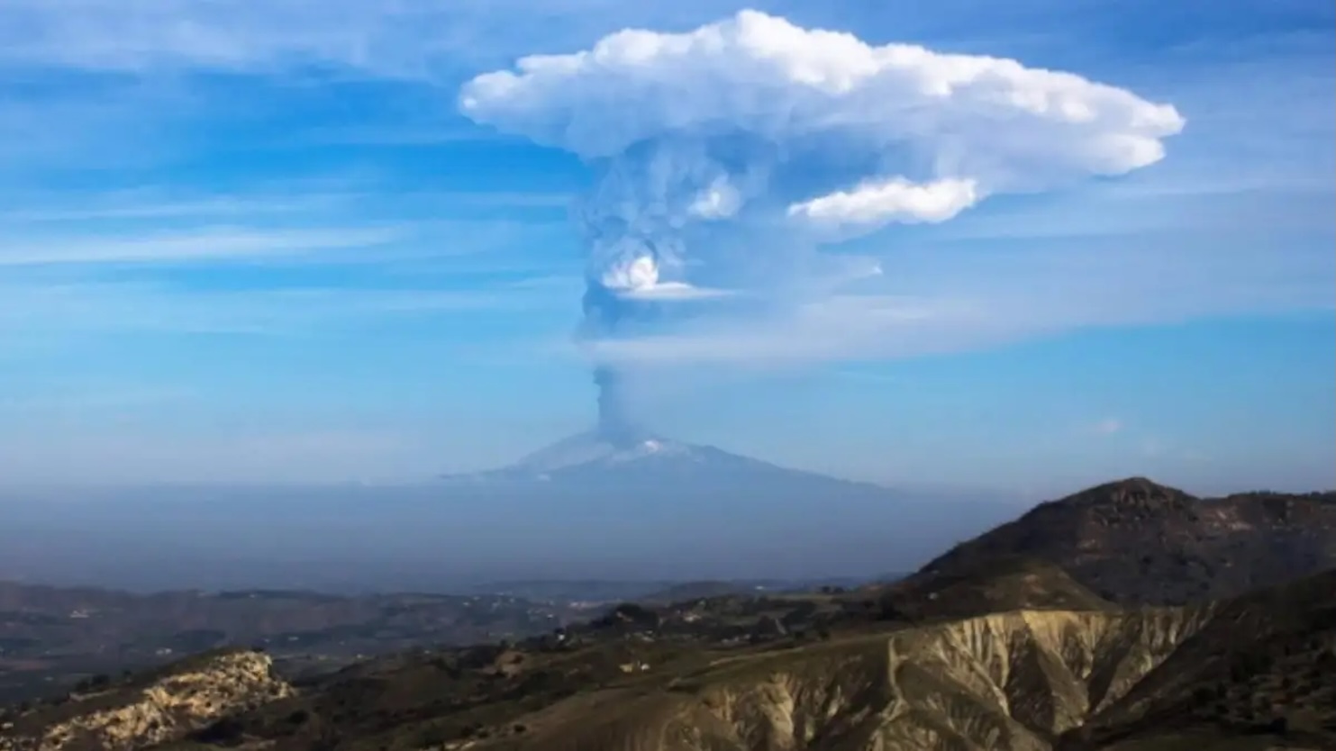 Energia rilasciata durante le eruzioni, l’Etna incide anche nella ionosfera Energia rilasciata durante le eruzioni, l’Etna incide anche nella ionosfera