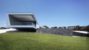 La casa sulla collina, fra l'Etna e il mare, emerge come Venere da un banco di lava