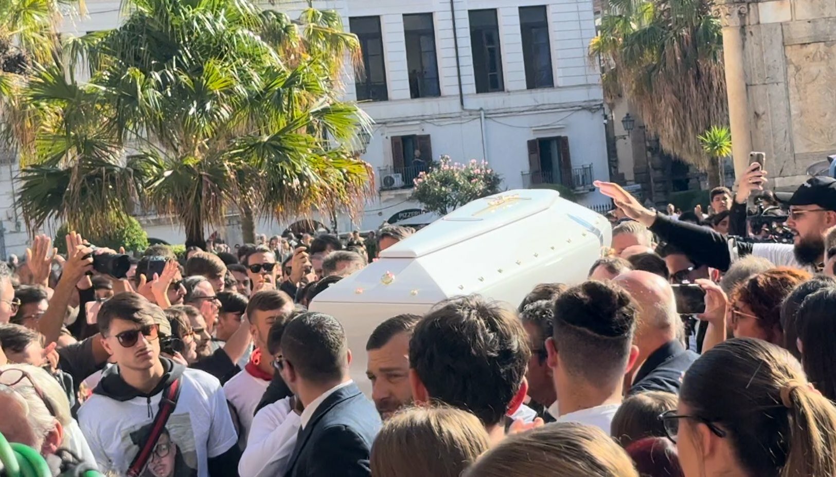 Palermo, una bara bianca per Paolo Taormina Palermo, una bara bianca per Paolo Taormina