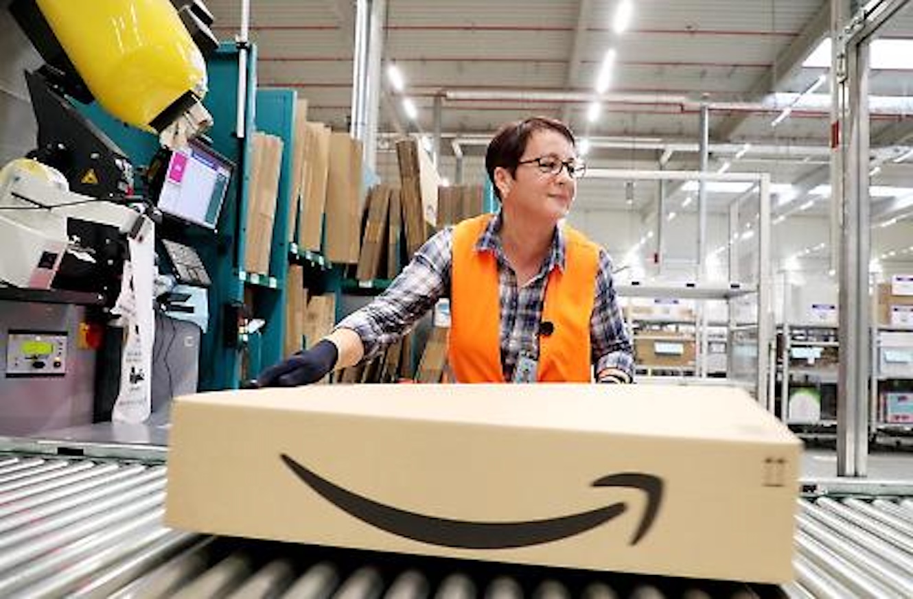 Amazon taglia 30mila posti di lavoro a partire da oggi Amazon taglia 30mila posti di lavoro a partire da oggi
