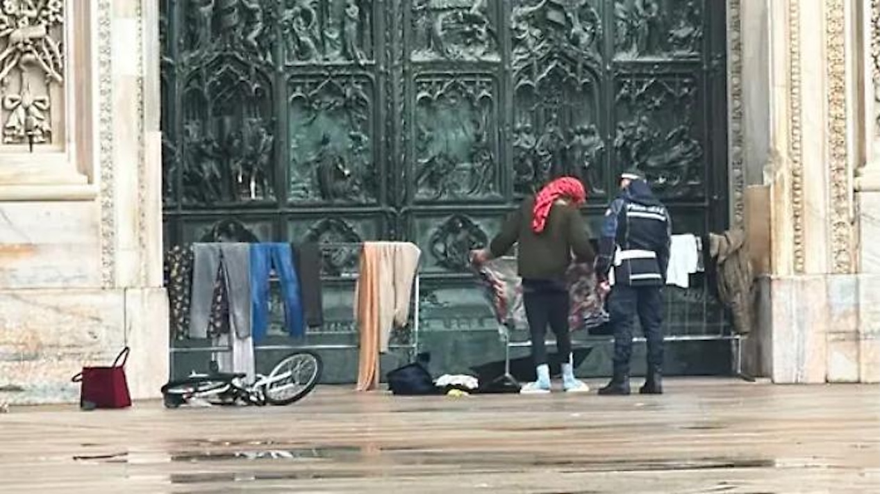 Egiziano stende il bucato sul sagrato del Duomo di Milano Egiziano stende il bucato sul sagrato del Duomo di Milano