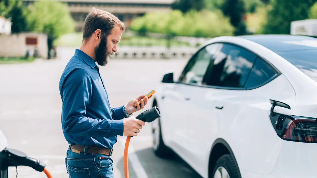 Incentivi auto elettriche, slitta il clic day previsto per il 15 ottobre Incentivi auto elettriche, slitta il clic day previsto per il 15 ottobre