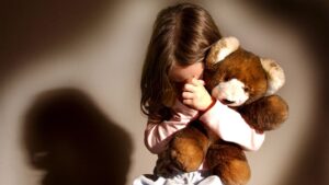 Coppia arrestata per abusi sui figli minori. Facevano l'amore con i bambini