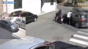 Catania, i pugni alle donne in auto per scippare loro le collanine. VIDEO