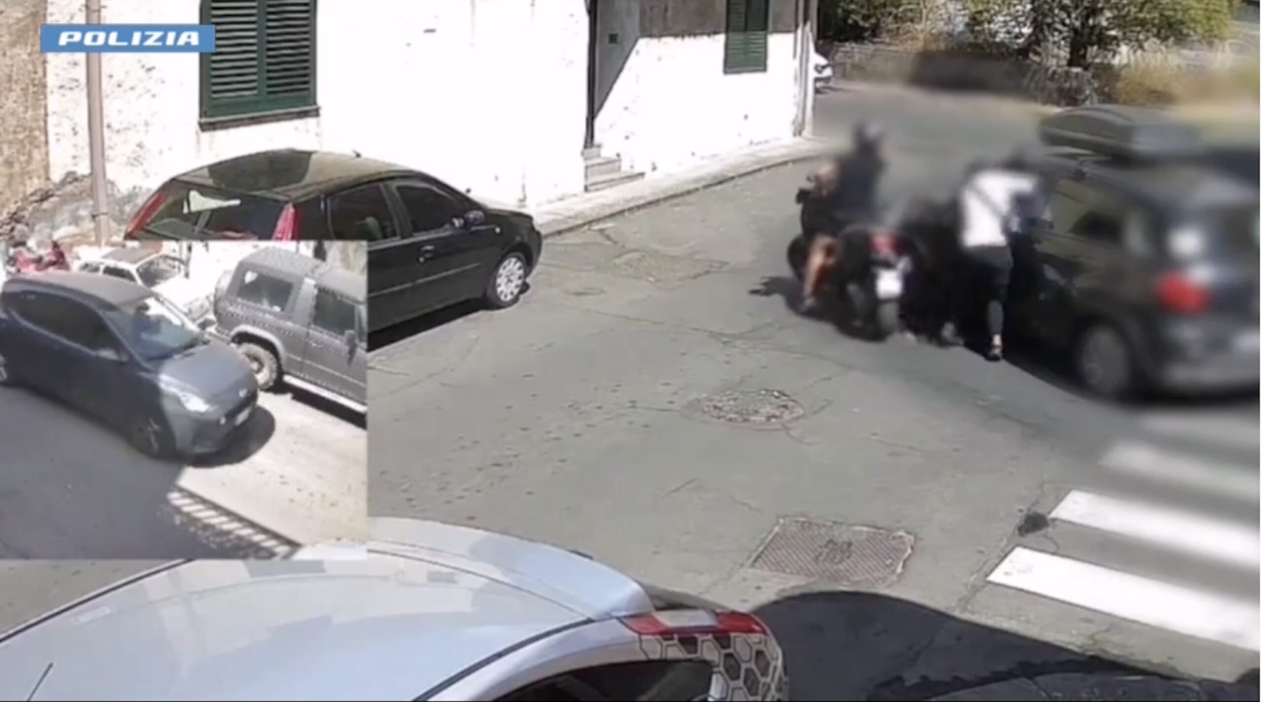 Catania, i pugni alle donne in auto per scippare loro le collanine. VIDEO Catania, i pugni alle donne in auto per scippare loro le collanine. VIDEO