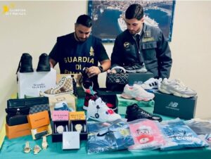Le false borse e le false scarpe Gucci nelll'outlet abusivo al quartiere Zia Lisa a Catania