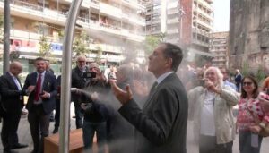Piazza Turi Ferro a Catania con gli spruzzi di nebulizzazione dell'acqua contro il caldo in estate