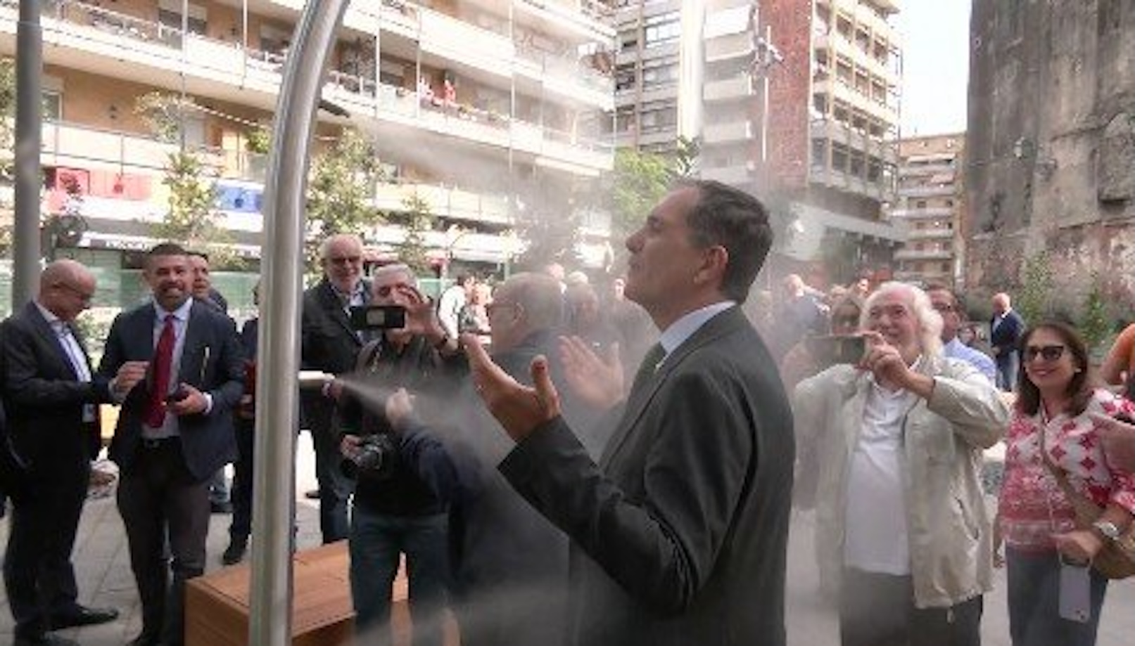 Piazza Turi Ferro a Catania con gli spruzzi di nebulizzazione dell’acqua contro il caldo in estate Piazza Turi Ferro a Catania con gli spruzzi di nebulizzazione dell’acqua contro il caldo in estate