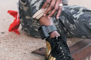 Immagine rappresentativa di Vittoria, madre e figlie vittime di maltrattamenti, 40enne costretto al braccialetto elettronico