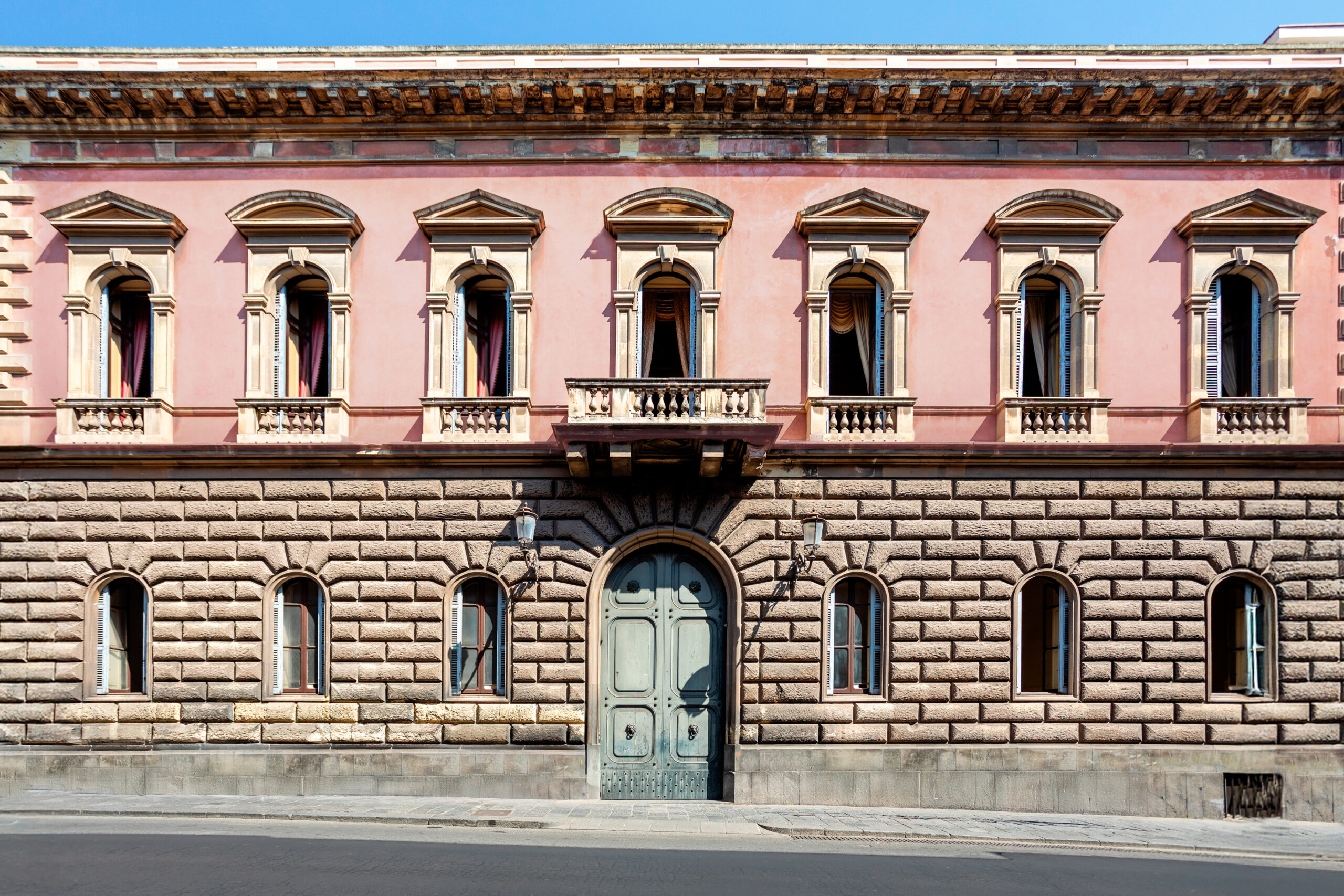 In vendita uno storico palazzo nobiliare nel centro di Catania. FOTO
