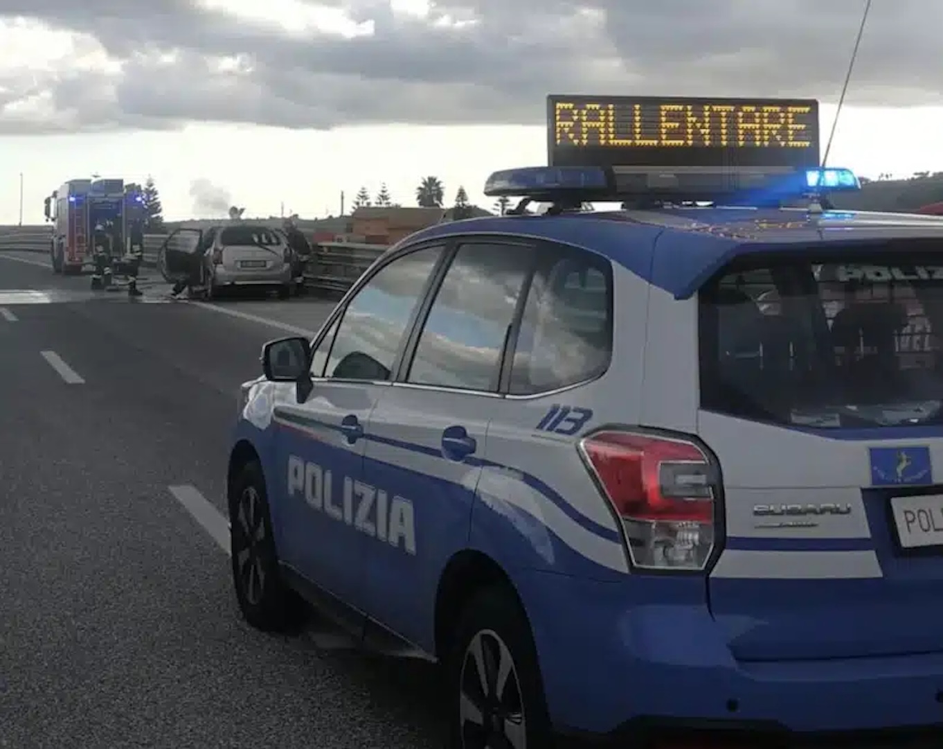 Auto in fiamme sulla statale, uomo ustionato e ricoverato al Cannizzaro
