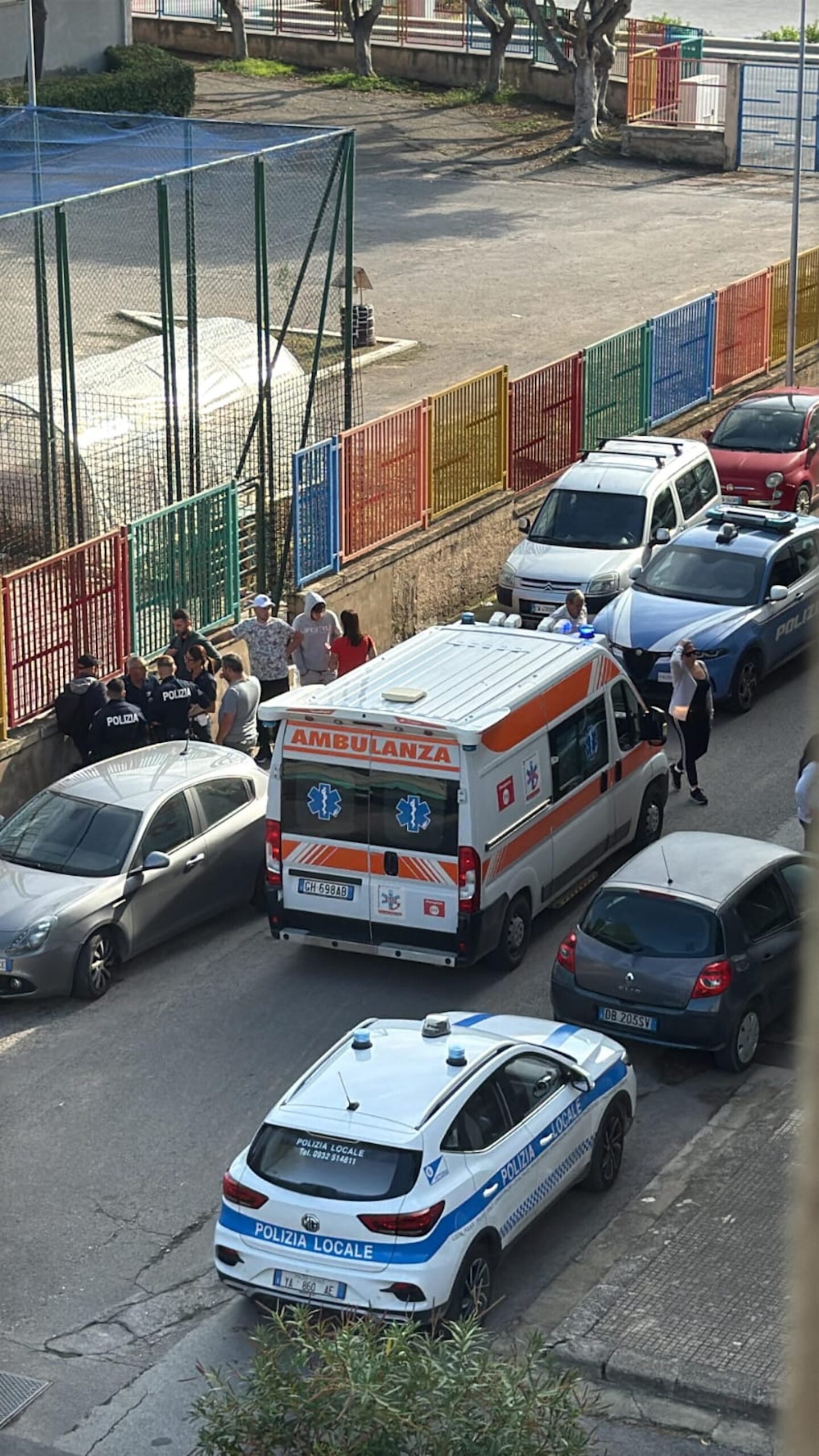 Vittoria, pitbull sbrana cagnolino e ferisce bambina al campetto della scuola Rodari