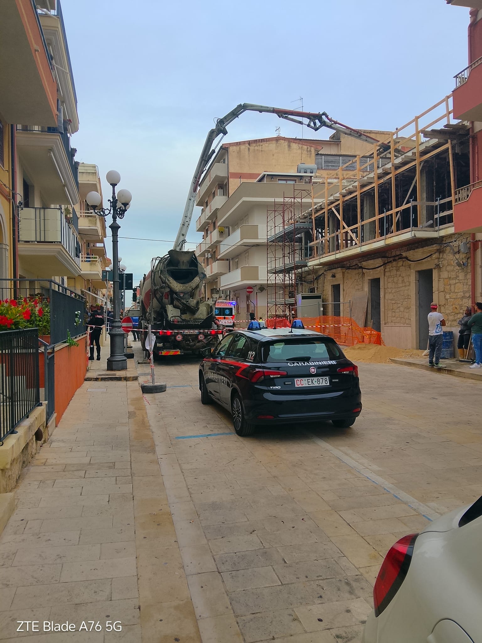 Pozzallo, gru colpisce un uomo in pieno centro. Muore un operaio albanese in un cantiere edile