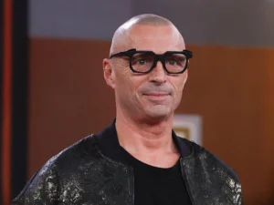 Immagine rappresentativa di Spiava Alex Britti in casa, condannata l’ex compagna