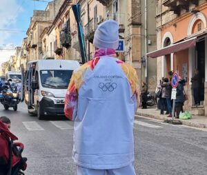 Gli alunni della media Dantoni di Scicli a Ragusa per incrociare la Fiamma Olimpica