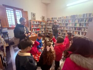Scicli, piccoli autori portano il libro fatto a mano in biblioteca