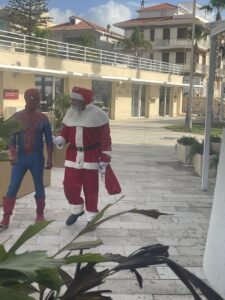 Babbo Natale a colloquio con Spiderman al porto a Marina di Ragusa