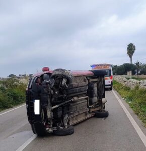 Modica, auto si ribalta su un fianco, illeso il conducente