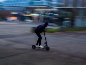 Faceva manovre spericolate in monopattino. Era un latitante condannato per droga e ricercato