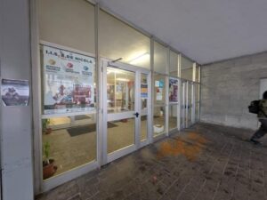 Milano, spedizione punitiva all’uscita da scuola: in tre accoltellano studente 18enne ma è il bersaglio sbagliato