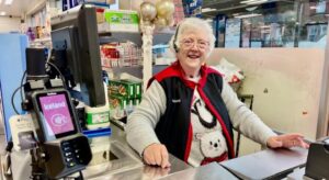 Cassiera del supermercato va in pensione a 86 anni: «Se trovi un lavoro che ami davvero, non lavori mai»