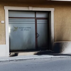 Scicli, incendiato l’ingresso di un’agenzia di pompe funebri in corso Mazzini