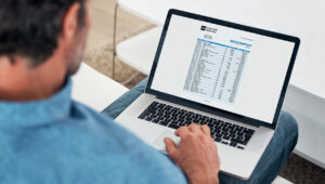 Modica, donna arrestata per estorsione. Minacciava un uomo di svelare dati del conto corrente