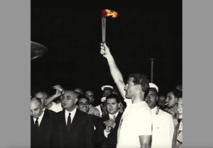 Il viaggio della fiaccola Olimpica. 1960, Siracusa. Il tedoforo è Concetto Lo Bello